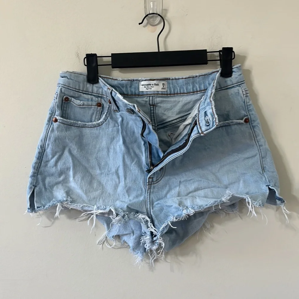 Abercrombie & Fitch The Mom Short High Rise Light Wash Distressed Denim Shorts - Picture 5 of 9